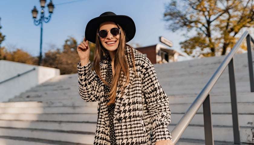 Uśmiechnięta kobieta na spacerze, zdjęcie ilustracyjne