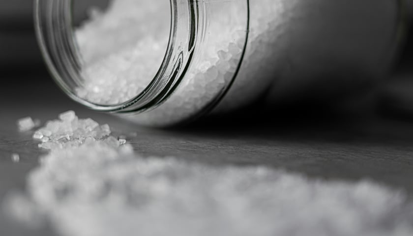 <p>Wokół grobu można rozsypać sól - działa chwastobójczo i odstrasza mrówki</p>