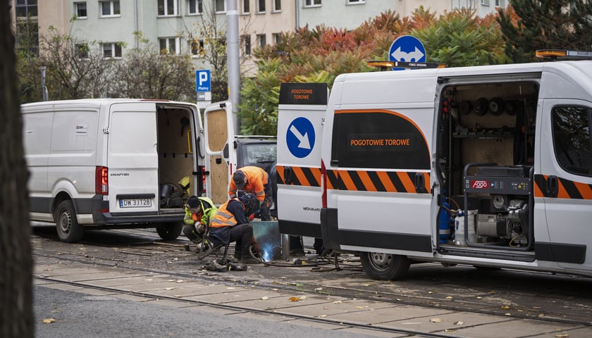 Robotnicy spawają pękniętą szynę na ulicy. Naprawa torowiska na ul. Glinianej.