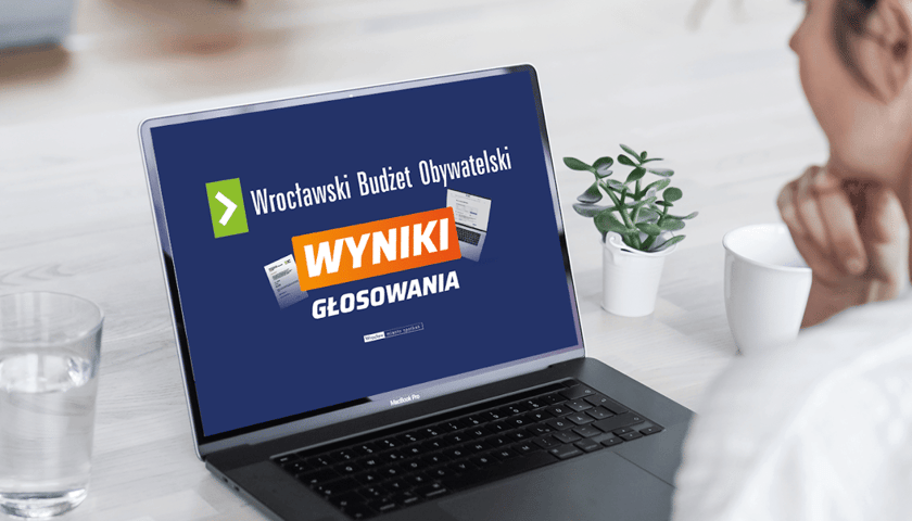 Laptop z wyświetlonym napisem na ekranie "Wrocławski Budżet Obywatelski - wyniki głosowania"