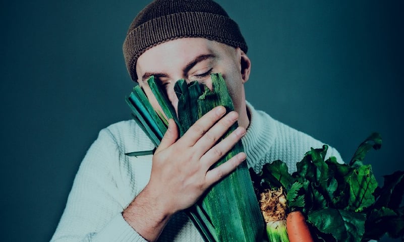 Krzysztof Bielaszka na jednym z portretów, które zostaną zaprezentowane na wystawie  „Wspólnoteki – opowieści o ludziach, miejscach i przedmiotach”