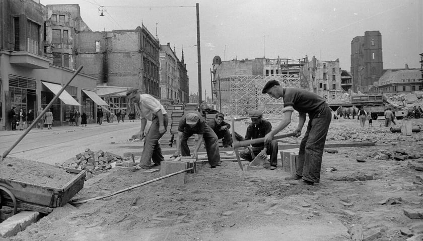 Odbudowa Wrocławia. Na zdjęciu widać robotników usuwających gruz na ulicy