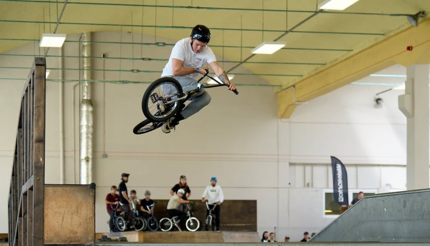 Na zdjęciu uczestnicy BMX Freestyle Contest 2025 podczas wykonywania trików