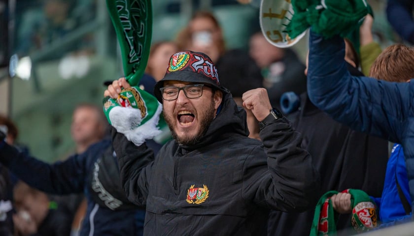 Na zdjęciu kibic Śląska Wrocław na trybunach Tarczyński Arena podczas meczu