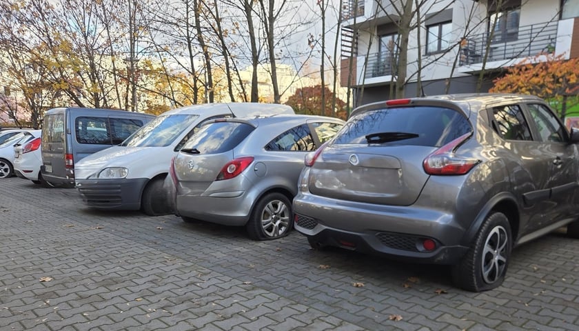 Poprzebijane opony w autach zaparkowanych na osiedli Krzyki-Partynice