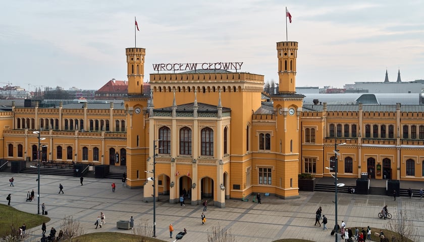 Widok na dworzec Wrocław Główny z okna hotelu przy Piłsudskiego
