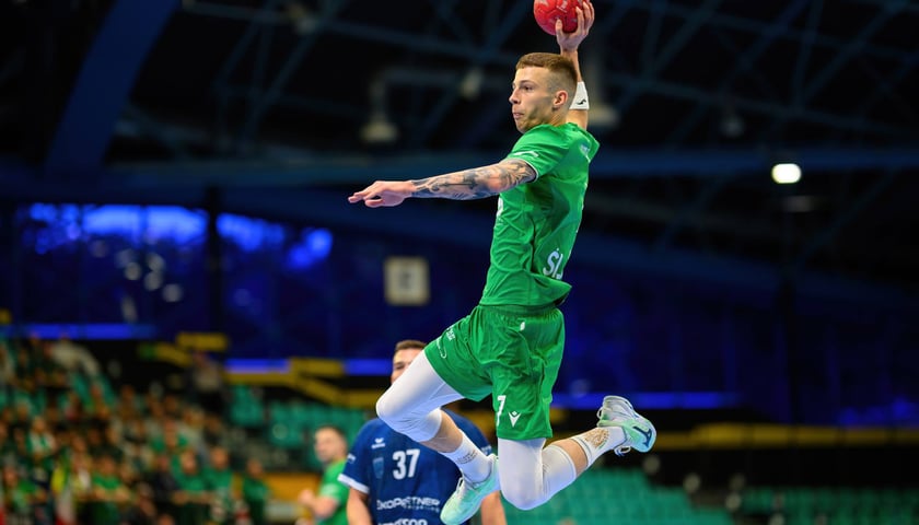 Na zdjęciu Kacper Okapa w wyskoku. Zaraz rzuci piłką na bramkę. W spotkaniu z Nielbą Wągrowiec zawodnik Śląska zdobył dwa gole.