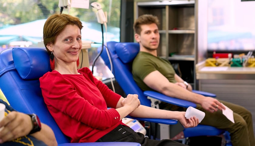 Zdjęcie ilustracyjne: krwiodawcy oddający krew w mobilnym punkcie poboru krwi