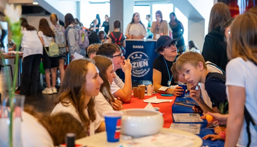 Dzień Paszportu we Wrocławiu. Na zdjęciu dzieci uczestnicy Dnia Paszportu we Wrocławiu