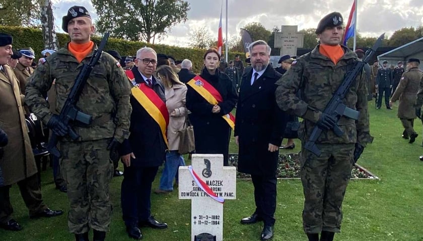 Delegacja z Wrocławia podczas obchodów 81. rocznicy wyzwolenia Bredy przez dywizję gen. Maczka: Robert Pieńkowski, radny Rady Miejskiej Wrocławia, Martyna Stachowiak, radna Rady Miejskiej Wrocławia i Radosław Michalski, dyrektor Departamentu Marki Miasta