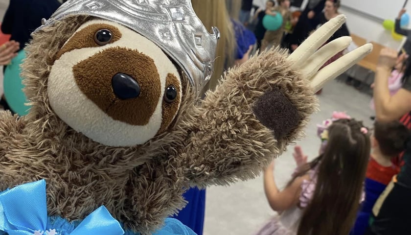 Zajęcia dla dzieci w bibliotece na Sołtysowicach, na pierwszym planie leniwiec Lagun, maskotka filii