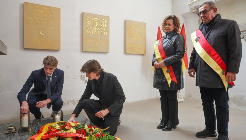 Złożenie wieńców w Kaplicy Rajców w kościele garnizonowym przez radnych miejskich. Na zdjęciu Agnieszka Rybczak, przewodnicząca Rady Miejskiej Wrocławia, radny Jarosław Krauze, przedstawiciele Młodzieżowej Rady Miasta