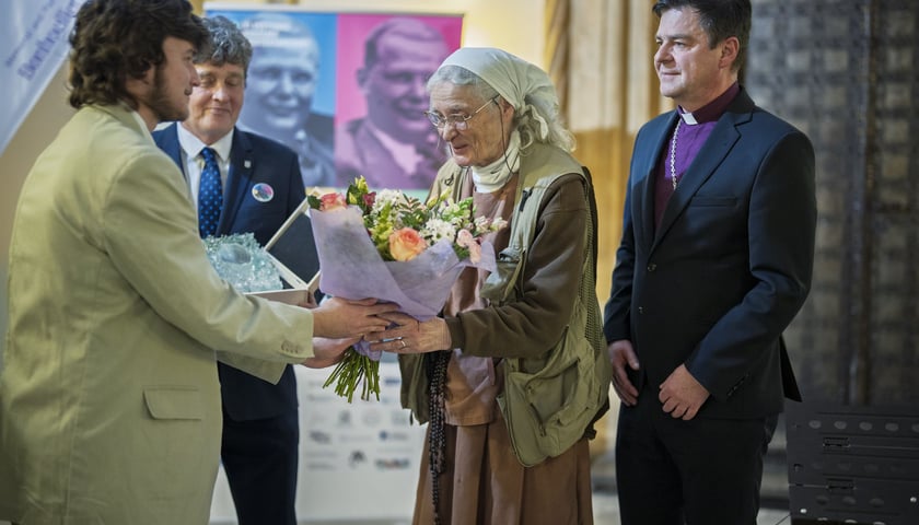 Nagrodę Główną Kapituła przyznała siostrze Małgorzacie Chmielewskiej, przełożonej Wspólnoty Chleb Życia
