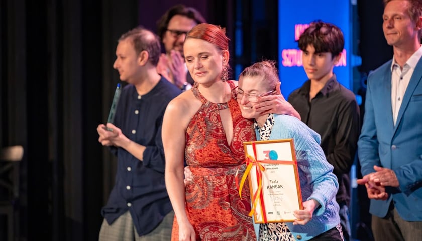 Agata Obłąkowska-Mazurkiewicz, dyrektorka artystyczna i reżyserka Teatru Kambak oraz jego przedstawiciele podczas gali 30 Kreatywnych Wrocławia 2025.