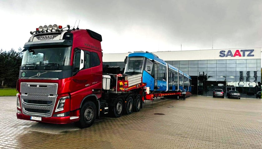 Skoda 19T opuszcza halę firmy SAATZ, gdzie przechodziła metamorfozę