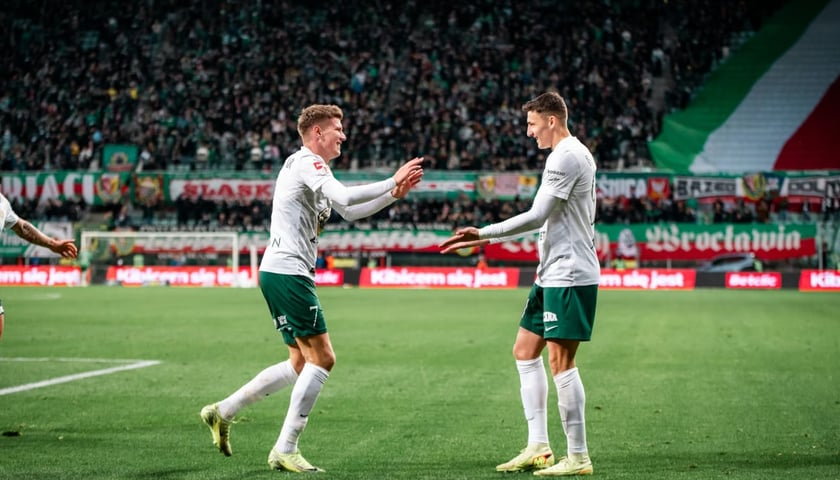 Dwóch piłkarzy WKS Śląsk Wrocław na boisku.