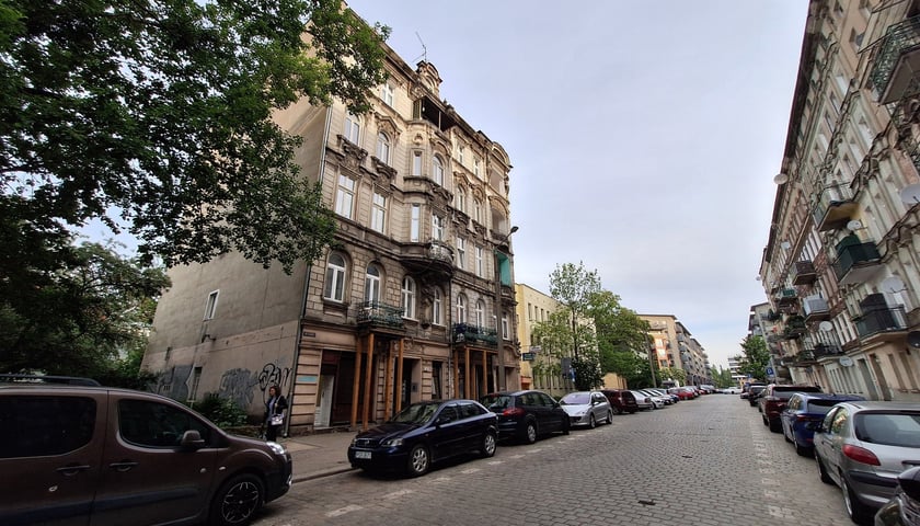 Widok na ul. Wysoką z zachowaną (po lewej stronie) kamienicą nr 4