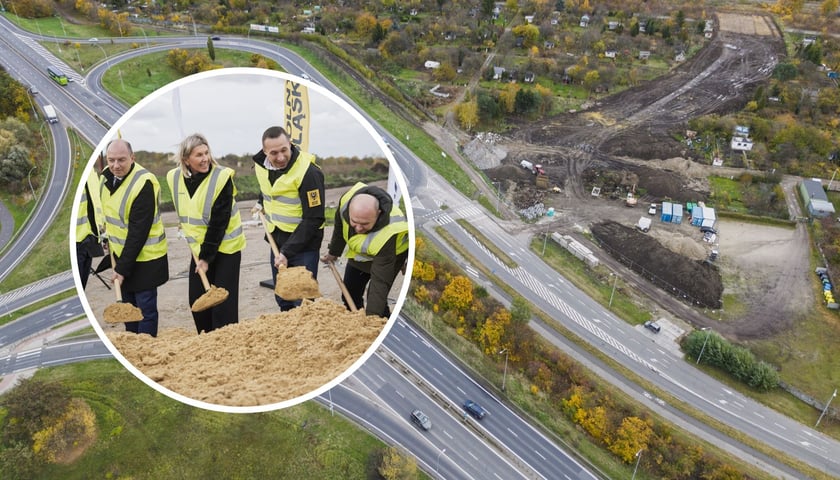 Budowa Wschodniej Obwodnicy Wrocławia rozpoczęta! Na dużym zdjęciu widać ślad nowej drogi od strony alei Karkonoskiej. Na zdjęciu w kółku samorządowcy symbolicznie wbijają łopatę podczas uroczystego rozpoczęcia inwestycji