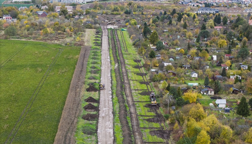 Widok na teren budowy Wschodniej Obwodnicy Wrocławia od strony ul. Grota-Roweckiego 