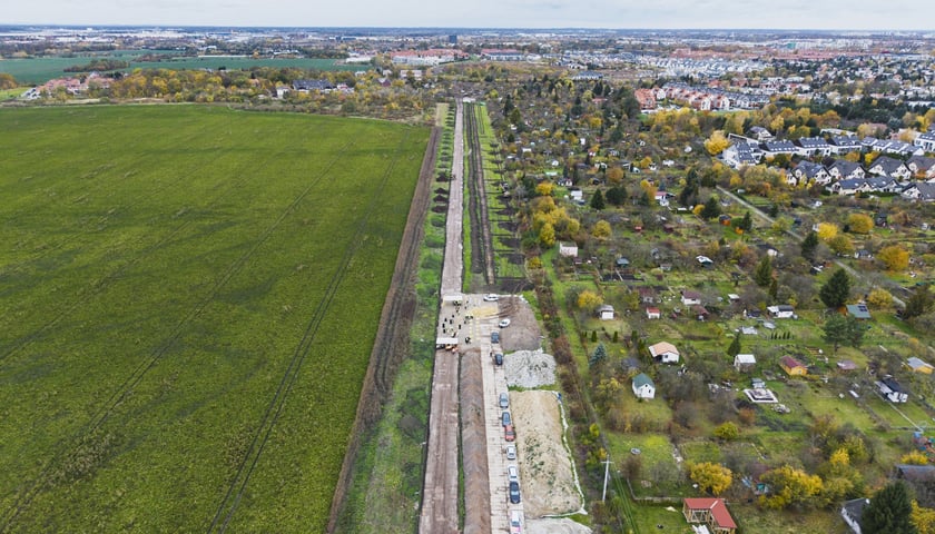 Widok na teren budowy Wschodniej Obwodnicy Wrocławia od strony ul. Grota-Roweckiego 