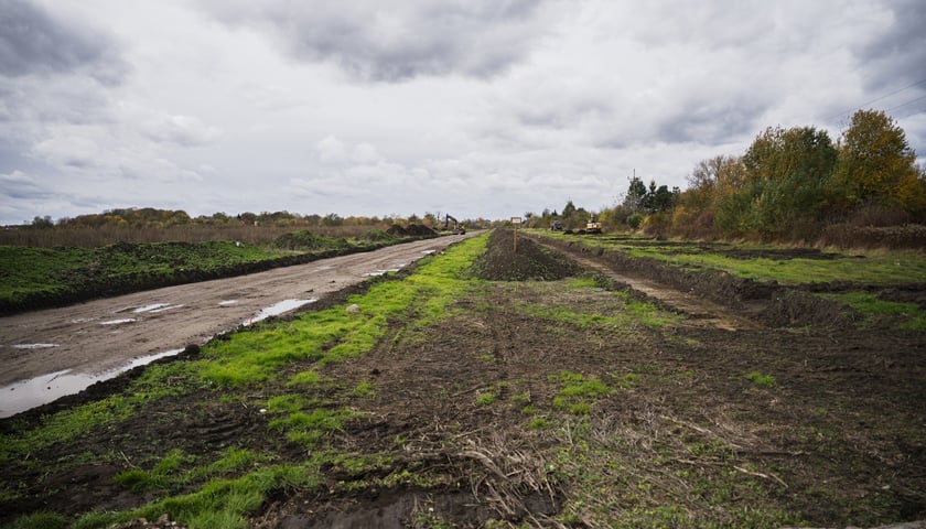 Widok na teren budowy Wschodniej Obwodnicy Wrocławia od strony ul. Grota-Roweckiego 