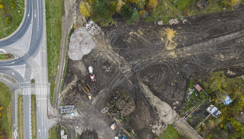 Widok na teren budowy Wschodniej Obwodnicy Wrocławia od strony al. Karkonoskiej 