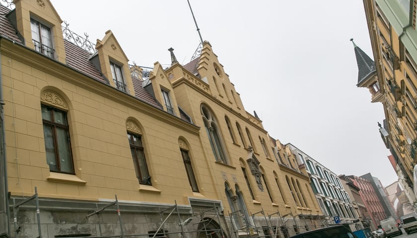 Pałac Ballestremów – widać już nową elewację