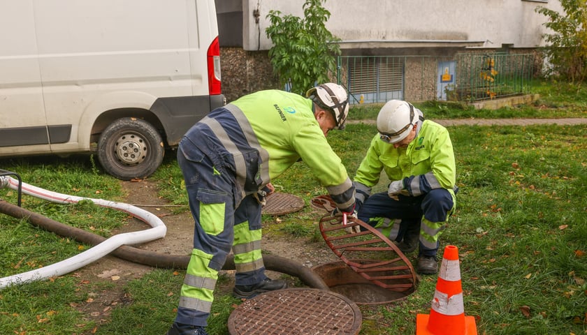 Awaria magistrali: pracownicy przy ul. Żelaznej odpompowują wodę