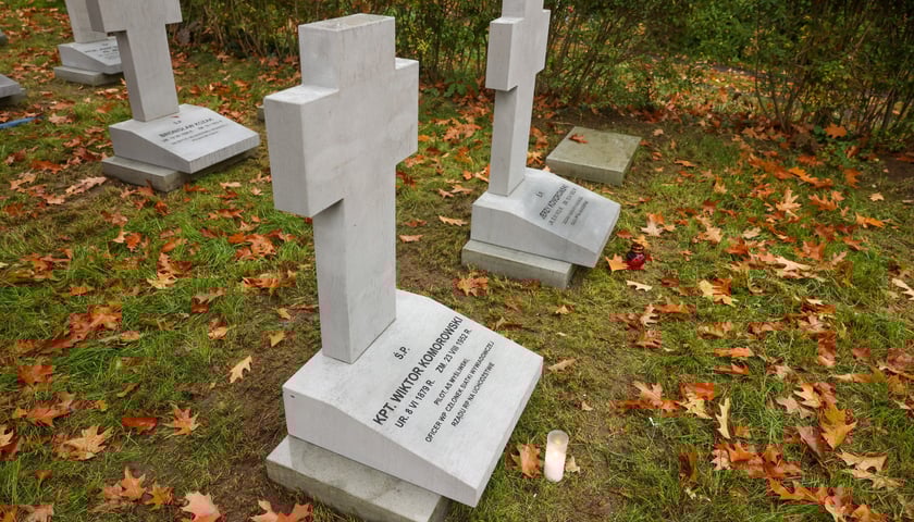 Nowe miejsce pamięci na cmentarzu Osobowickim - pomniki opatrzono nazwiskami i datami