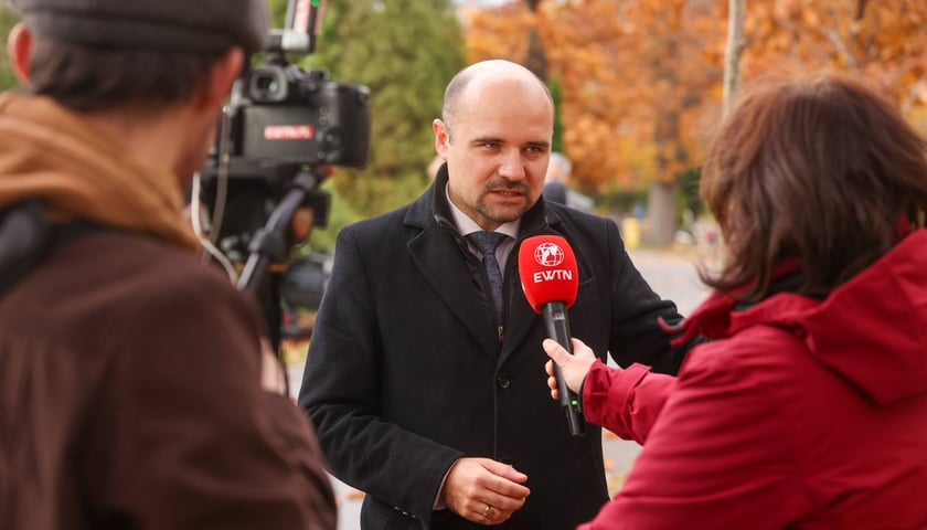 <p>dr hab.&nbsp; Kamil Dworaczek, dyrektor oddziału IPN we Wrocławiu: Na razie ekshumowaliśmy część szczątk&oacute;w</p>