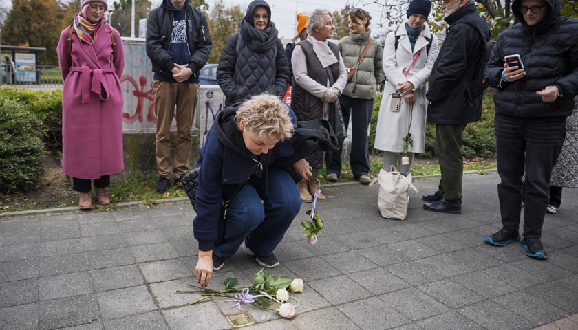 Dni Queerstorii we Wrocławiu przy ul. Jedności Narodowej, wmurowanie kamienia Poguntke, Kipke.