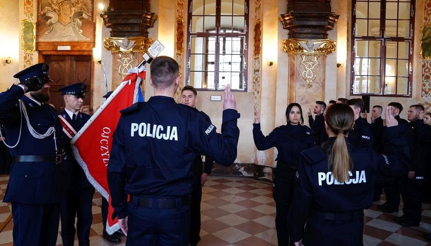 Ślubowanie nowych policjantów w Oratorium Marianum Uniwersytetu Wrocławskiego