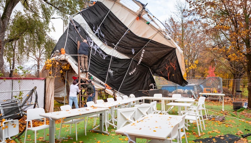 Wiatr przewrócił namiot w Strefie Kibica na Niskich Łąkach