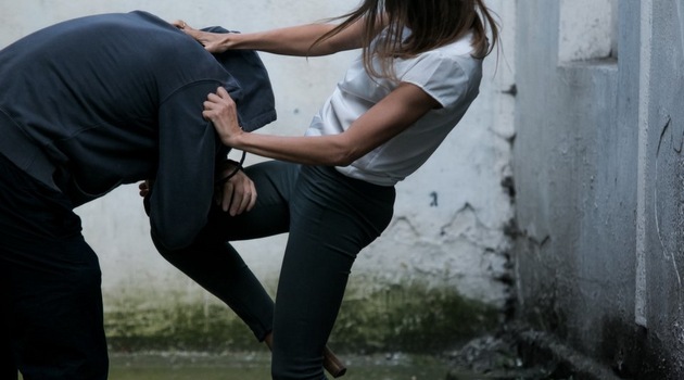 Straż miejska nauczy kobiety kopać