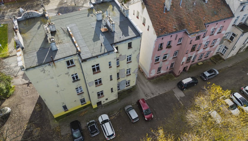 Leśnica: podwórko Średzka 2-4-8B