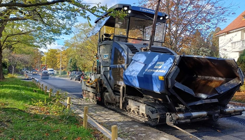 Pojazd budowlany na ulicy Moniuszki