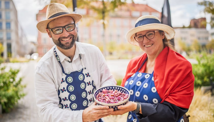 Kamila Kokot i Tomasz Sielicki nagrywający jeden z odcinków kulinarnego cyklu "Specjały Jurka z Widelcem", zdjęcie archiwalne