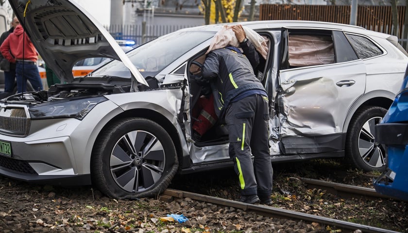 Zdjęcie z miejsca wypadku - rozbity samochód