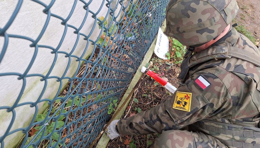 <p>Niewybuch został już usunięty - ruch na parkingu przywrócono</p>
