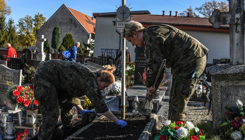 Żołnierze porządkują grób nieznanego żołnierza. 10 Wrocławska Brygada Łączności podczas akcji „Żołnierska Pamięć”.