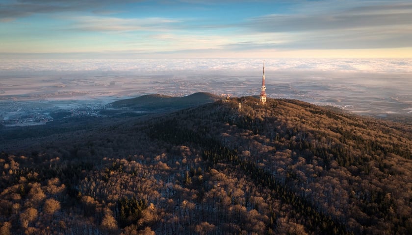 Widok z lotu ptaka na górę Ślężę.