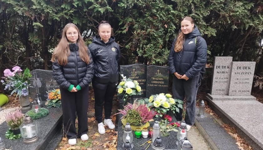 Zgodnie z tradycją – młodzież Śląska zadbała o groby