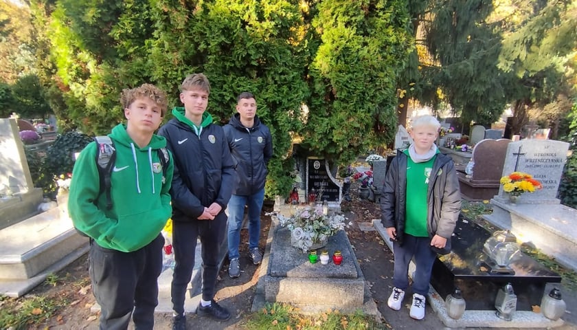 Czwórka piłkarzy z Akademii Śląska Wrocław przy grobie trenera Władysława Giergiela