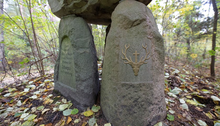 Gr&oacute;b myśliwego na czerwonym szlaku rowerowym w Krośnicach