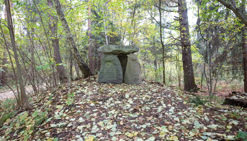 Gr&oacute;b myśliwego na czerwonym szlaku rowerowym w Krośnicach