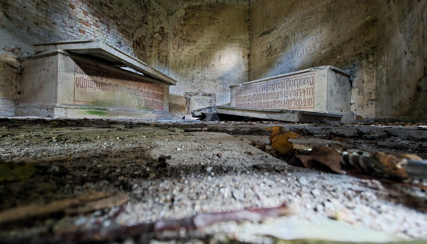 Mauzoleum Hochberg&oacute;w w Wąbnicach - puste sarkofagi we wnętrzu