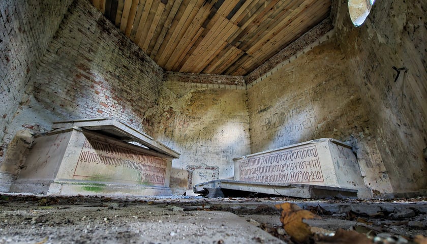 <p>Mauzoleum Hochberg&oacute;w w Wąbnicach - puste sarkofagi we wnętrzu</p>