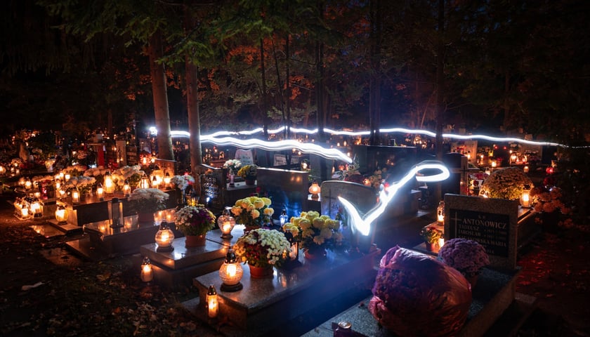 Cmentarz Grabiszyński nocą - Wszystkich Świętych 2025