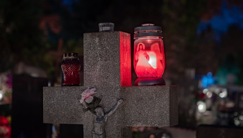 Cmentarz Grabiszyński nocą - Wszystkich Świętych 2025