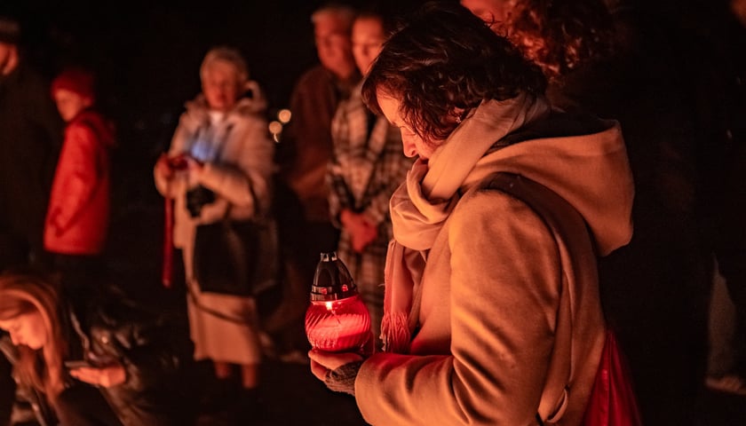 Cmentarz Grabiszyński nocą - Wszystkich Świętych 2025